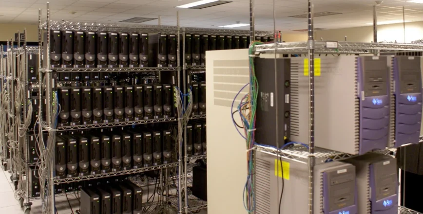 Une salle de serveurs remplie de racks de matériel informatique dans un centre de données.