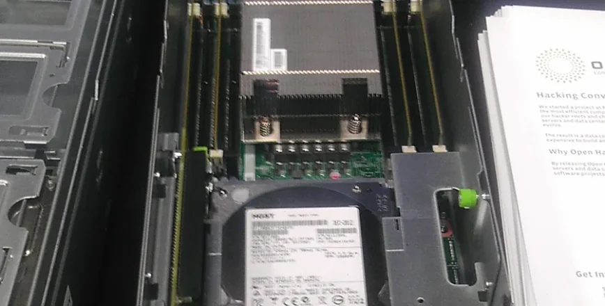 Vue rapprochée d'une carte mère électronique complexe, probablement issue d'un serveur informatique.