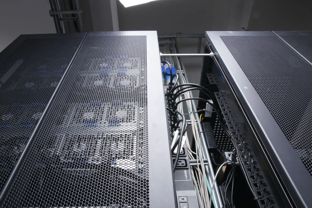 Vue rapprochée de racks de serveurs remplis de matériel informatique dans un centre de données.