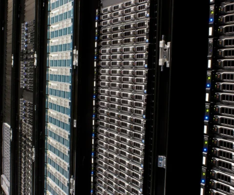 Un ensemble de racks de serveurs informatiques dans un centre de données.