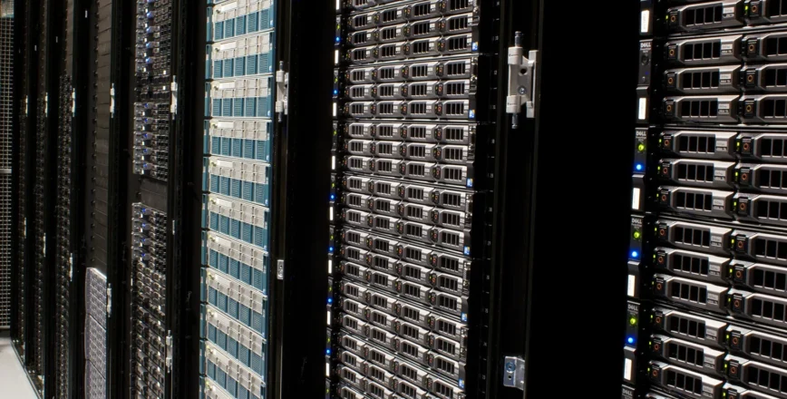 Un ensemble de racks de serveurs informatiques dans un centre de données.