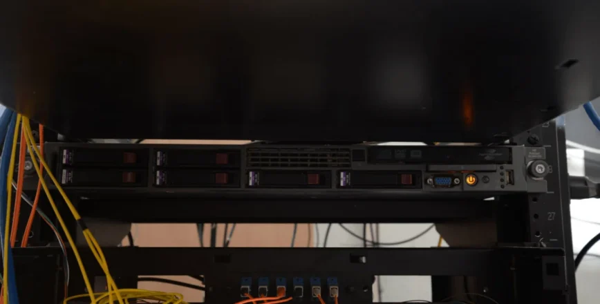 Vue rapprochée d'un rack de serveurs avec de nombreux câbles de connexion.