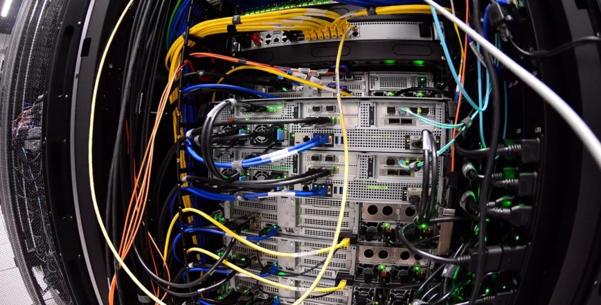 Vue rapprochée d'un ensemble complexe de câbles et de cartes électroniques à l'intérieur d'un boîtier de serveur ou d'un système de traitement de données.