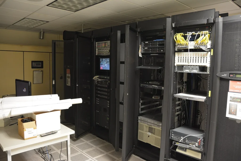 Une rangée de baies de serveurs dans une salle de données, illustrant l'infrastructure informatique.