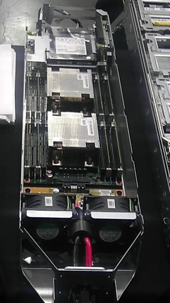 Vue rapprochée d'une carte mère de serveur haute densité dans un rack informatique.